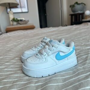 Nike Kids Air Force 1 Shoes in White/Blue, Size 7c